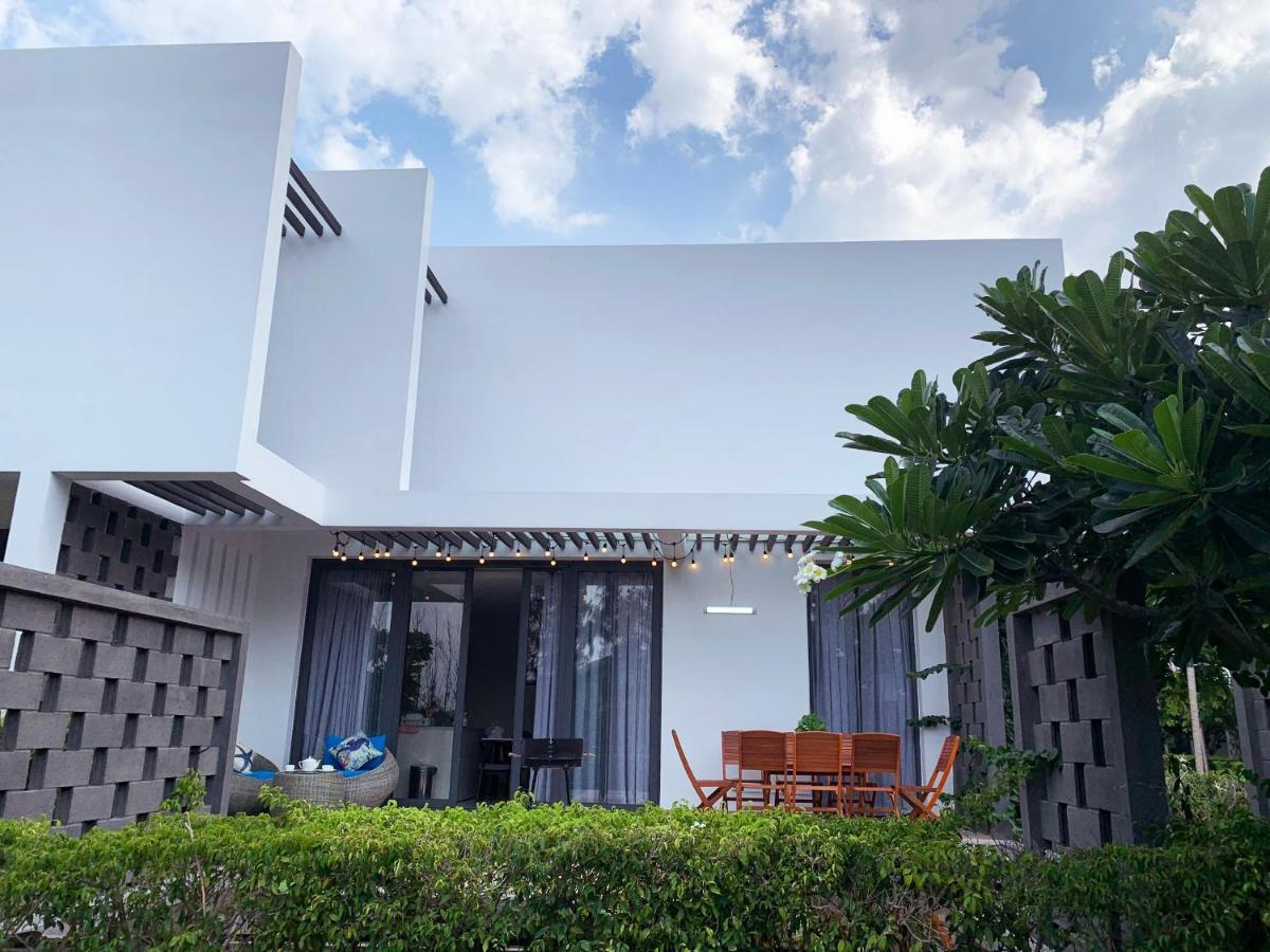Okinawa Villas And Beach Club - Oceanami Resort Long Hai Exterior photo