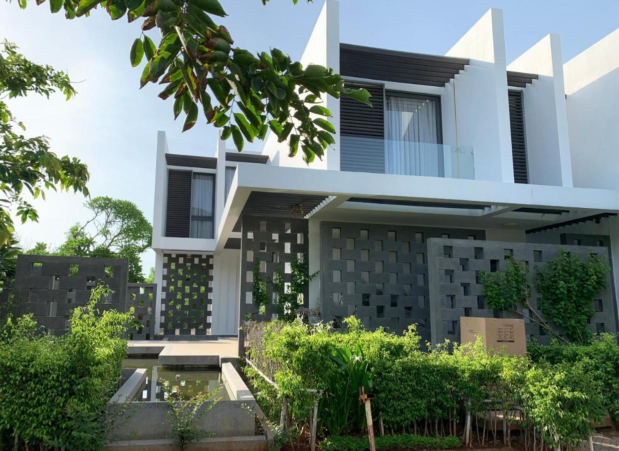 Okinawa Villas And Beach Club - Oceanami Resort Long Hai Exterior photo