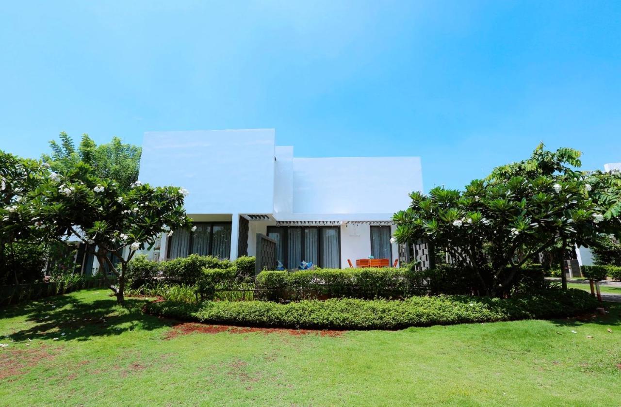 Okinawa Villas And Beach Club - Oceanami Resort Long Hai Exterior photo